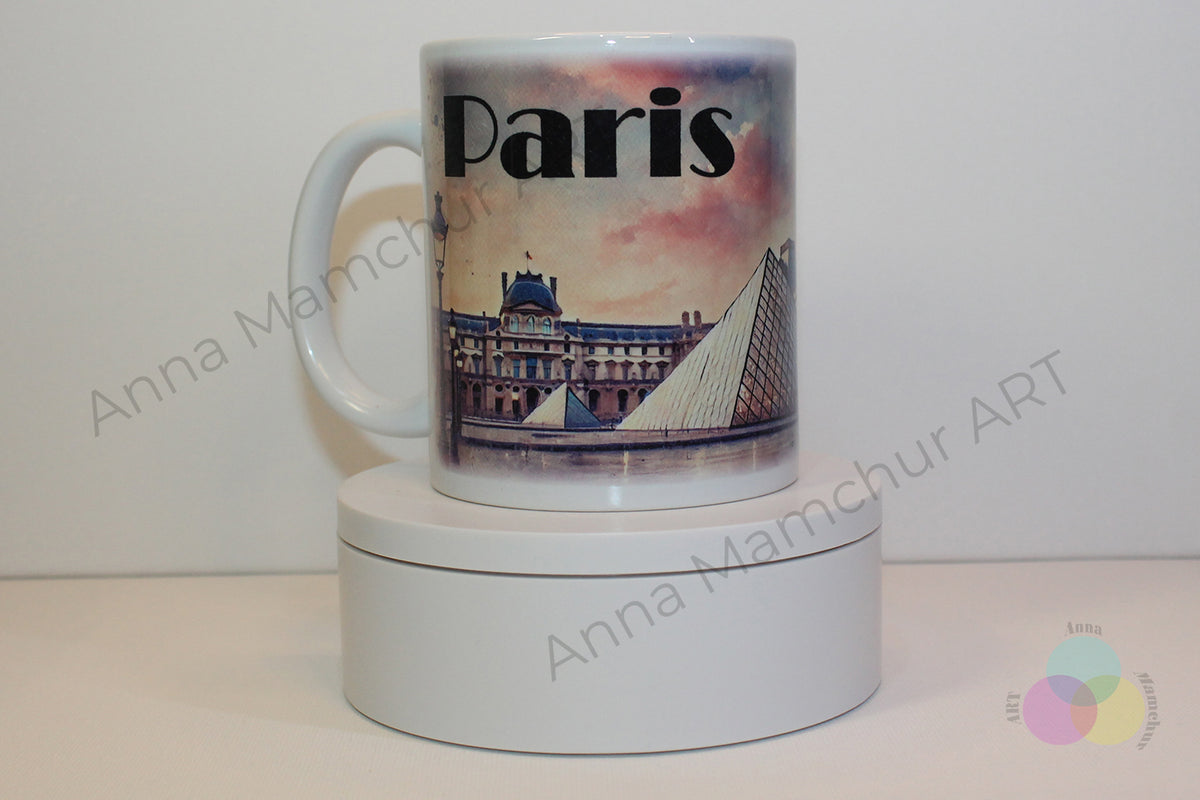 Tasse avec le Louvre dans un style aquarelle — Paris | Design artistique par Anna Mamchur — 002PAA01M