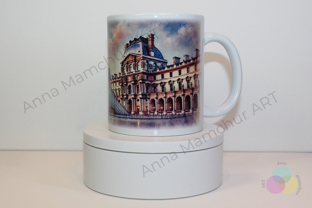 Tasse avec le Louvre dans un style aquarelle — Paris | Design artistique par Anna Mamchur — 002PAA01M